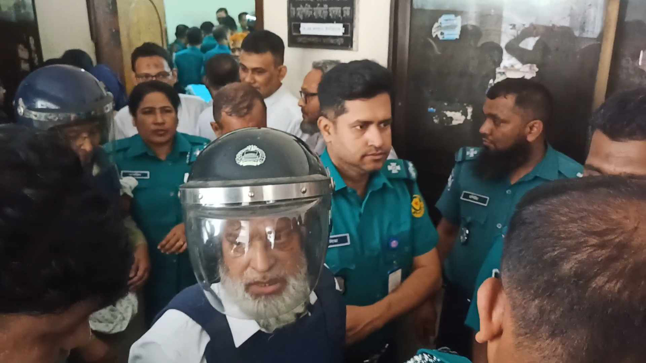 ব্যবসা প্রতিষ্ঠান দখলে নেওয়ার মামলায় গ্রেপ্তার হাজী সেলিম